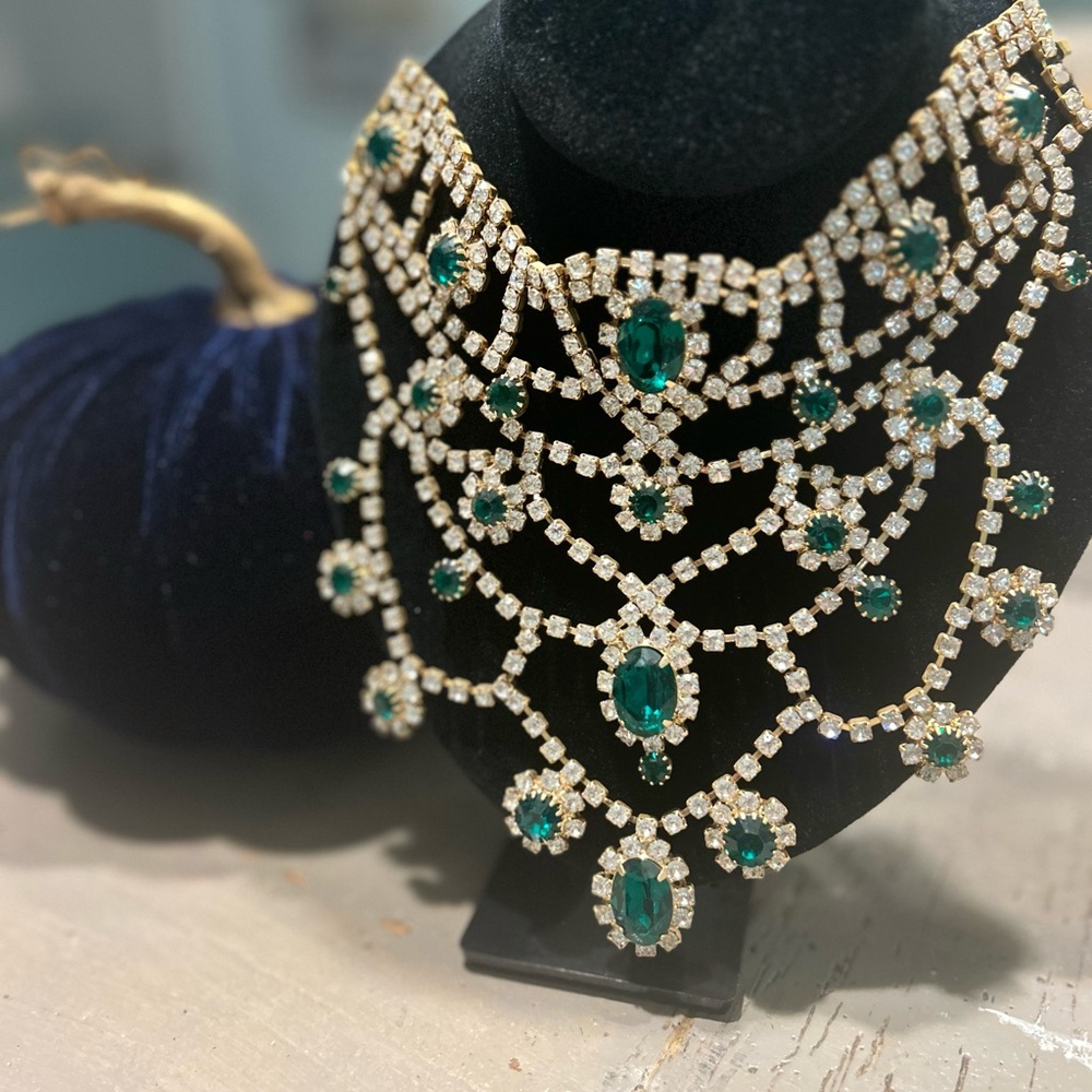 Green and White Elegant Crystal Stone Stunning Statement Piece Necklace NWOT